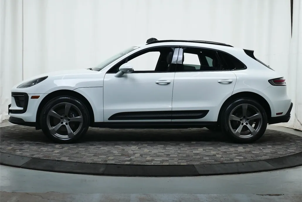 2024 Porsche Macan photo 1