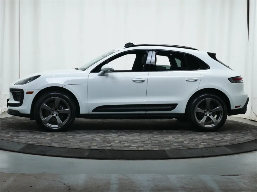2024 Porsche Macan photo 1