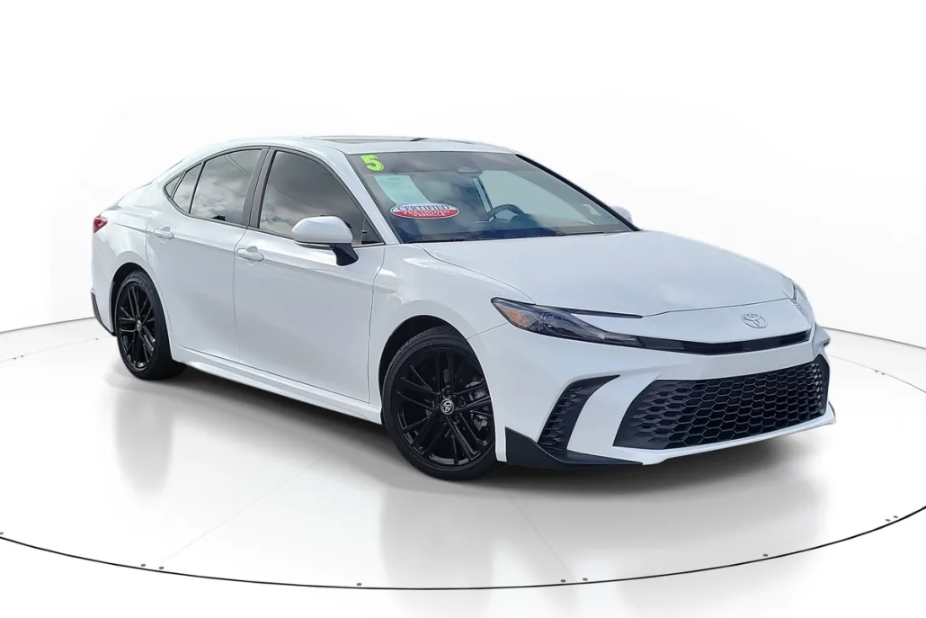 2025 Toyota Camry SE photo 1