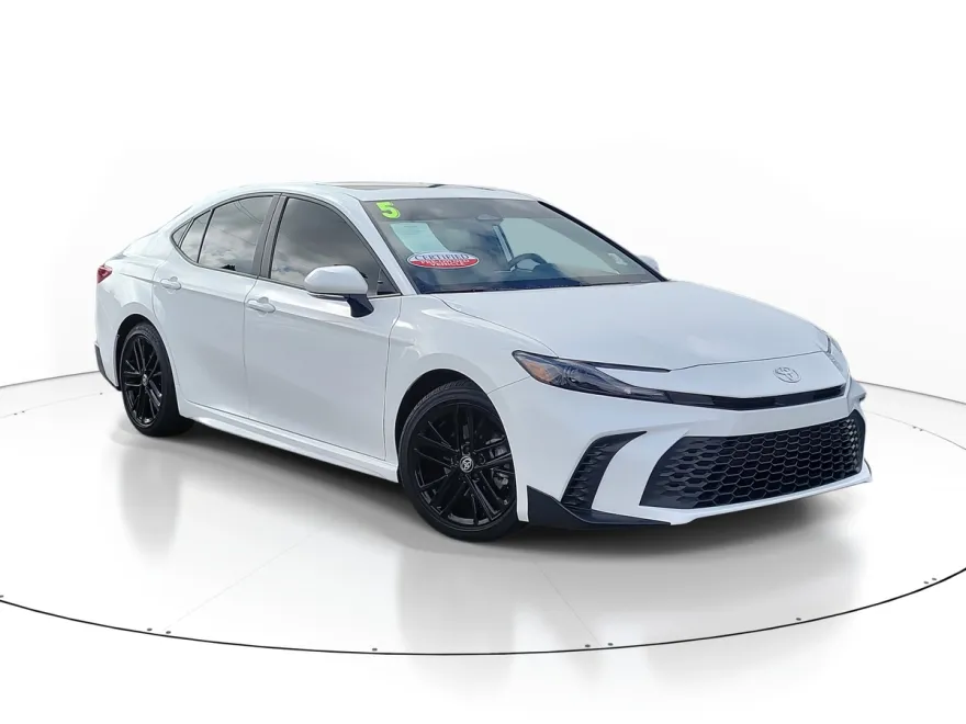 2025 Toyota Camry SE photo 1