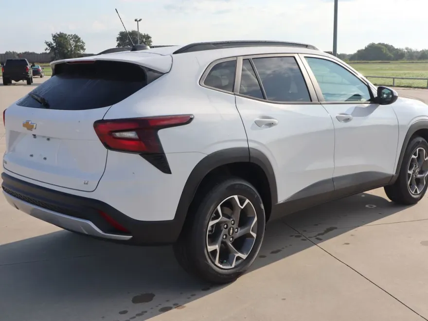 2025 Chevrolet Trax LT photo 1