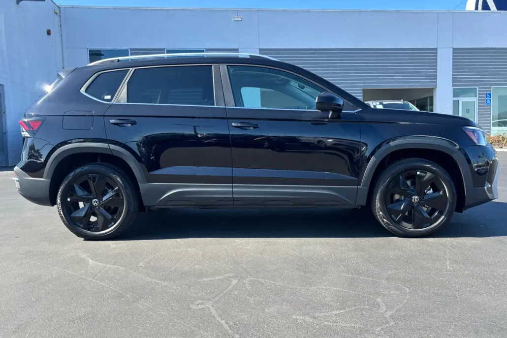 2025 Volkswagen Taos SE photo 1