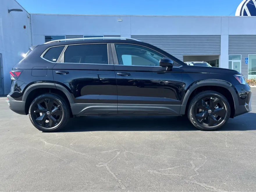 2025 Volkswagen Taos SE photo 1