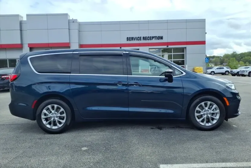 2024 Chrysler Pacifica Touring L photo 1