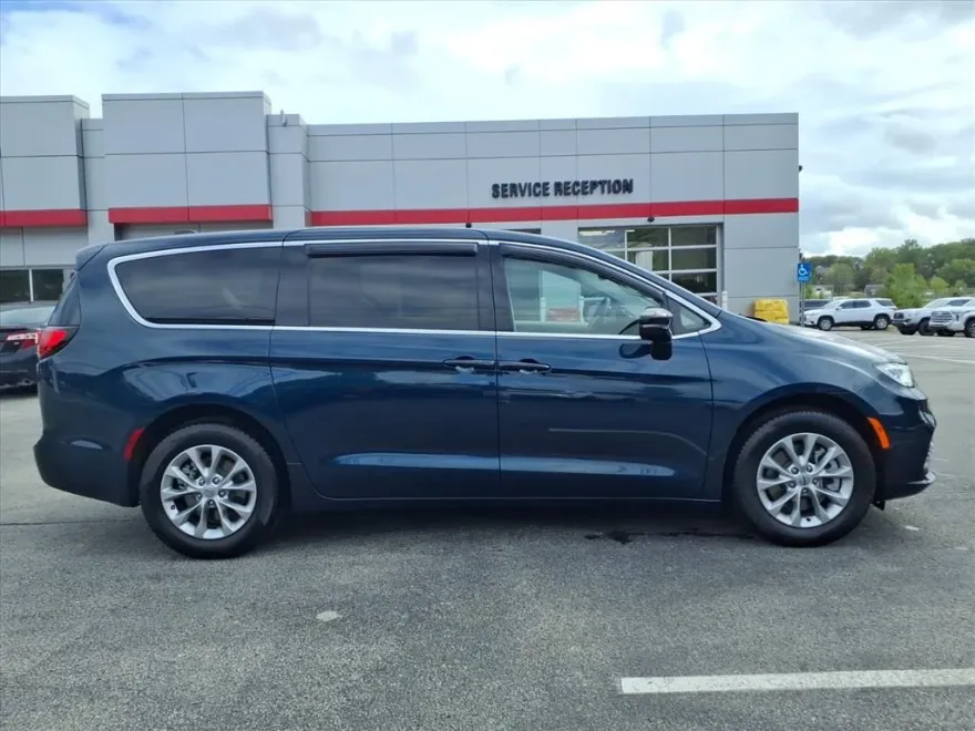 2024 Chrysler Pacifica Touring L photo 1