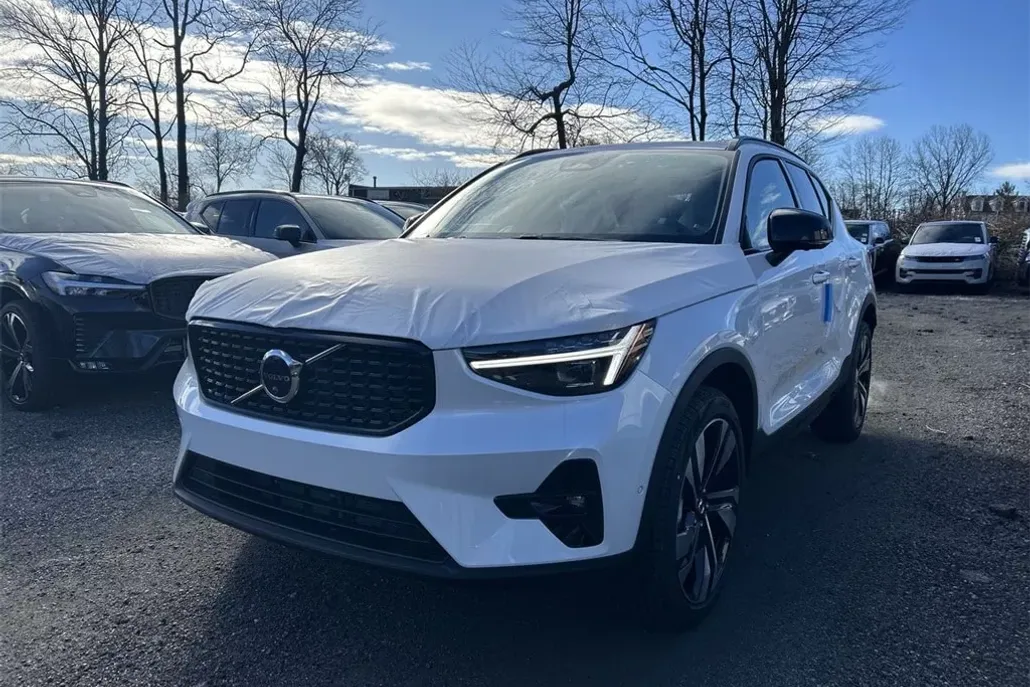 2025 Volvo XC40 Plus photo 1