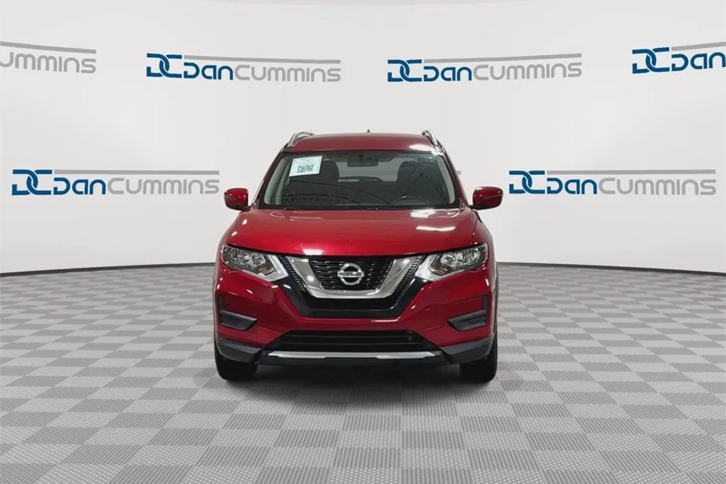 2017 Nissan Rogue SV photo 1