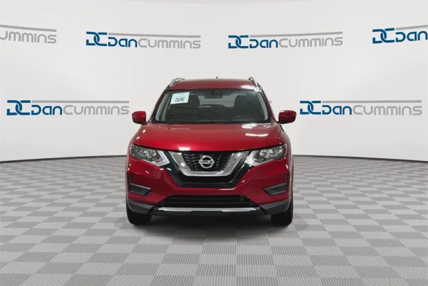 2017 Nissan Rogue SV photo 1