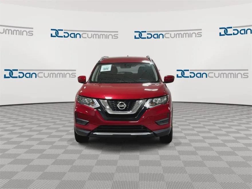 2017 Nissan Rogue SV photo 1