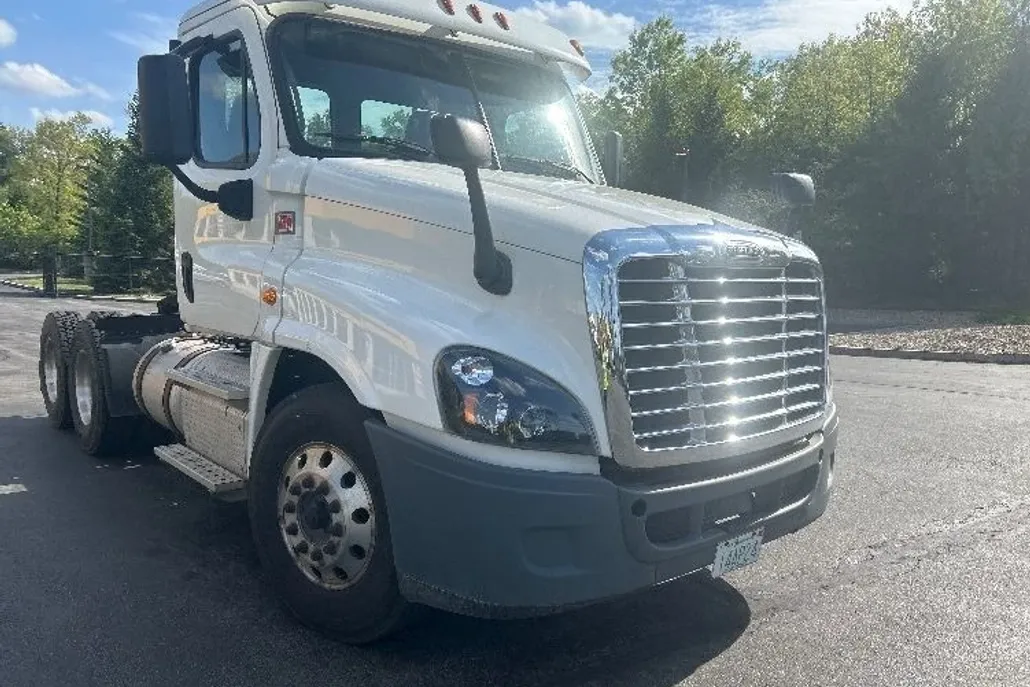 2018 Freightliner Cascadia 125" Sleeper Cab photo 1