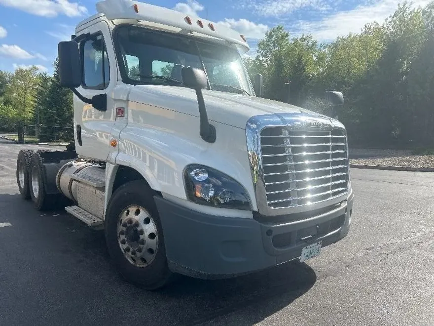 2018 Freightliner Cascadia 125" Sleeper Cab photo 1