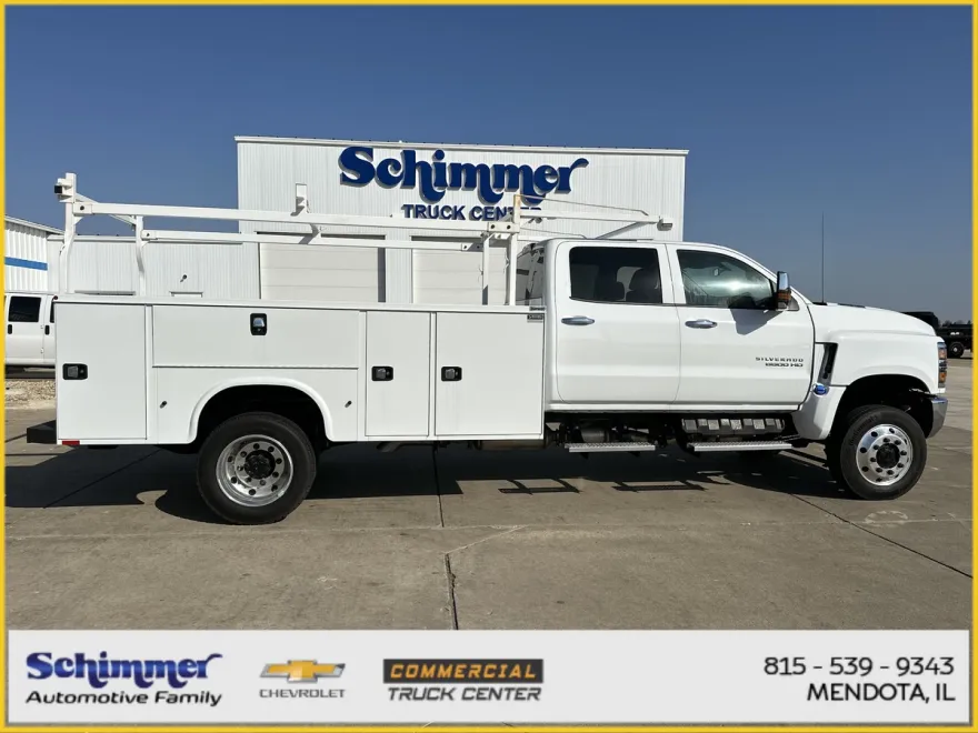 2024 Chevrolet Silverado 6500HD LT photo 1
