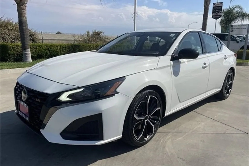 2023 Nissan Altima 2.5 SR photo 1