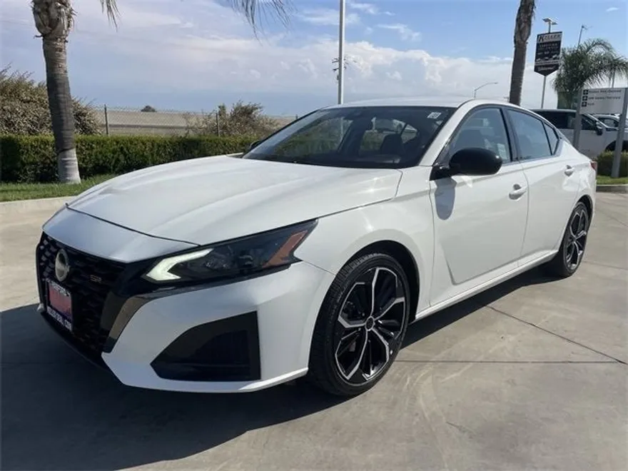2023 Nissan Altima 2.5 SR photo 1