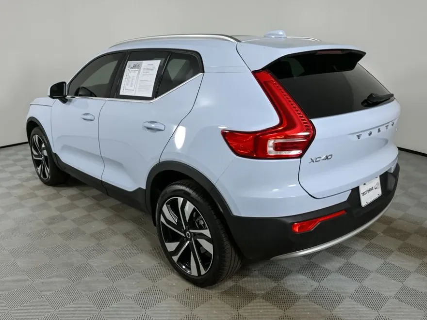 2024 Volvo XC40 Ultimate photo 1