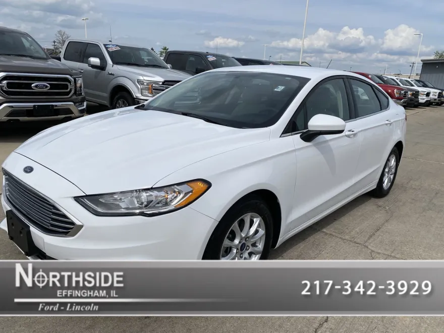2017 Ford Fusion S photo 1
