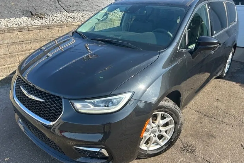 2022 Chrysler Pacifica Touring L photo 1