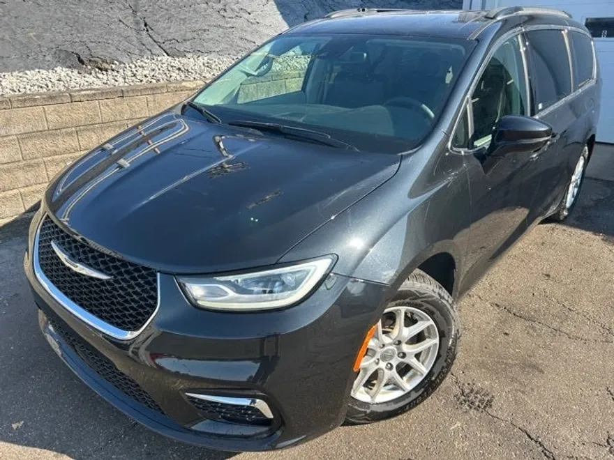 2022 Chrysler Pacifica Touring L photo 1