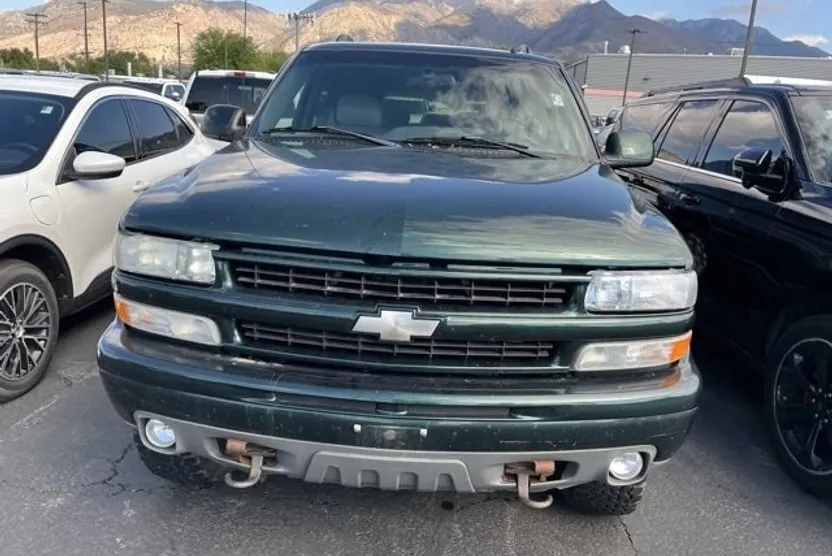 2002 Chevrolet Suburban 1500 photo 1