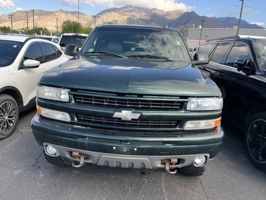 2002 Chevrolet Suburban 1500 photo 1