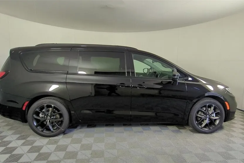 2025 Chrysler Pacifica Limited photo 1