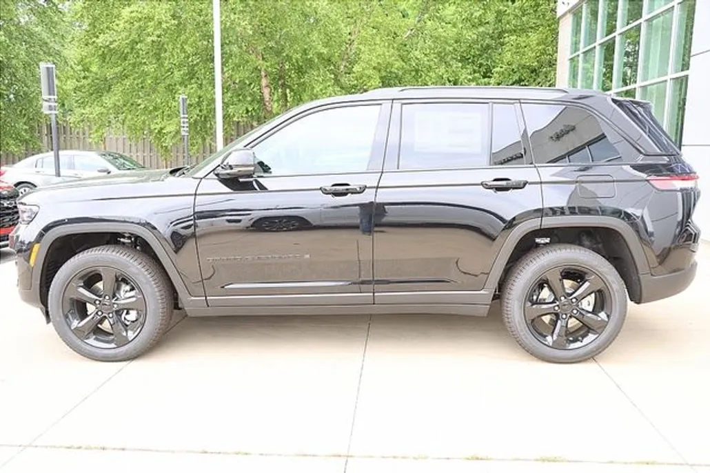 2025 Jeep Grand Cherokee Limited photo 1