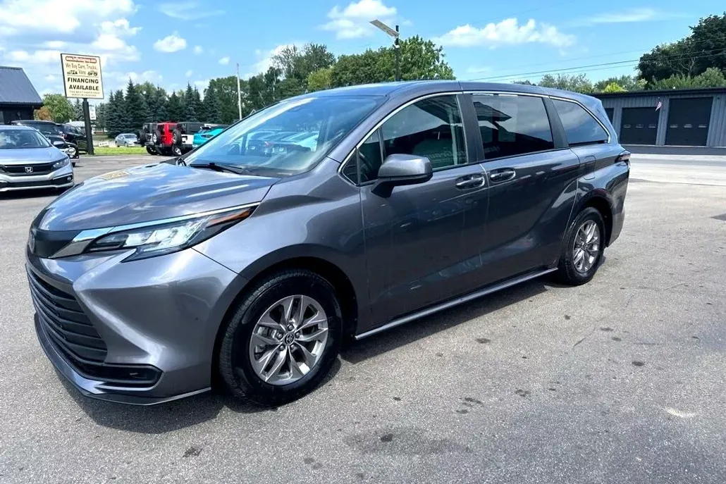 2022 Toyota Sienna LE photo 1