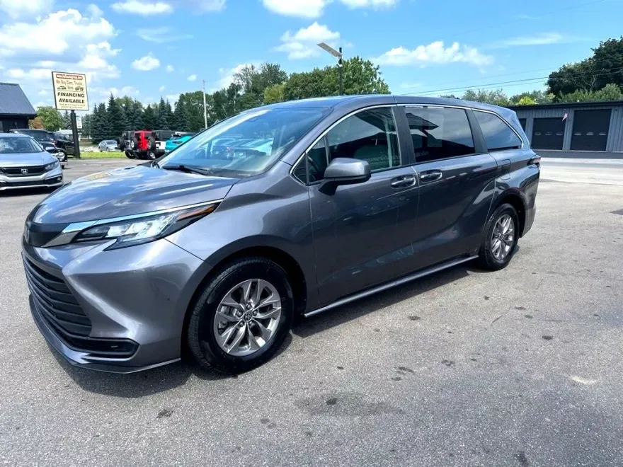 2022 Toyota Sienna LE photo 1