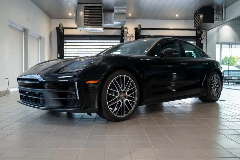 2025 Porsche Panamera 4 photo 1