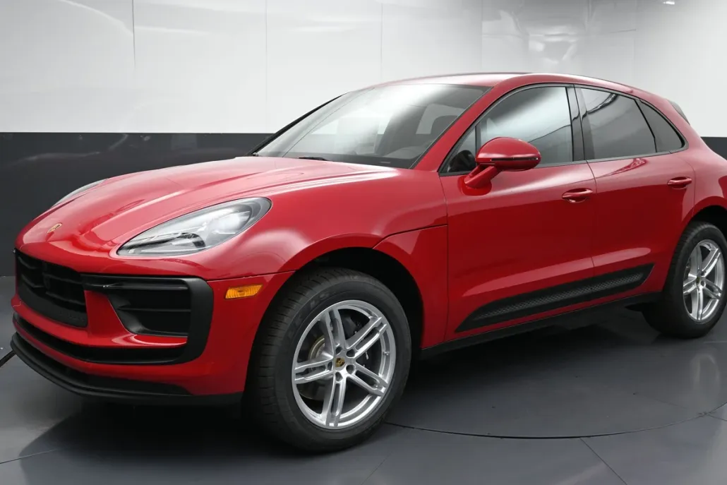 2025 Porsche Macan T photo 1
