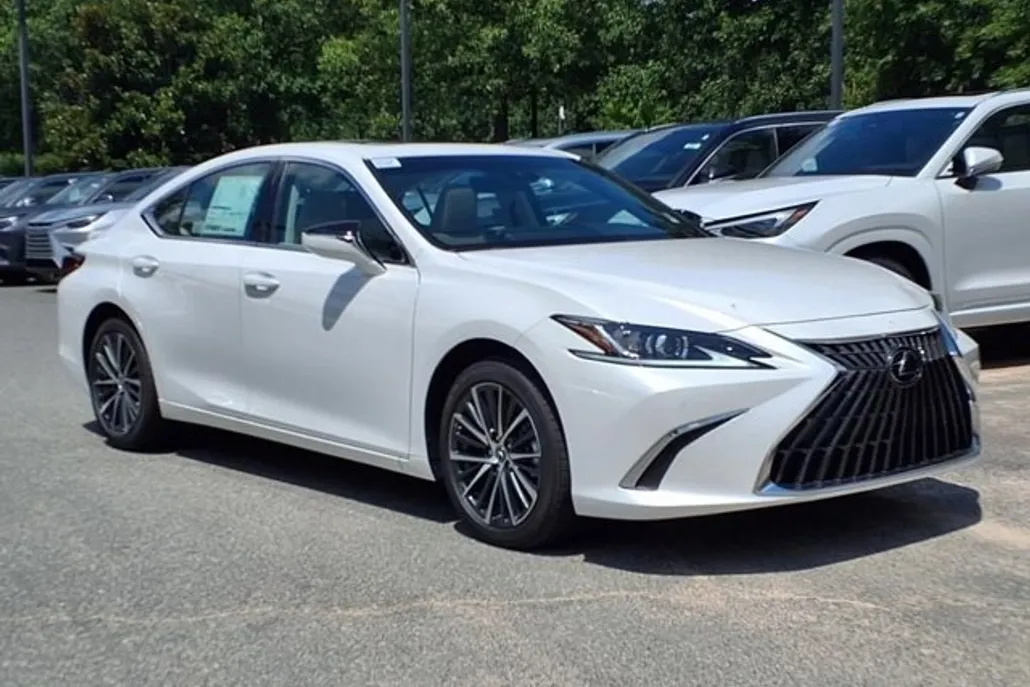 2025 Lexus ES 300h photo 1