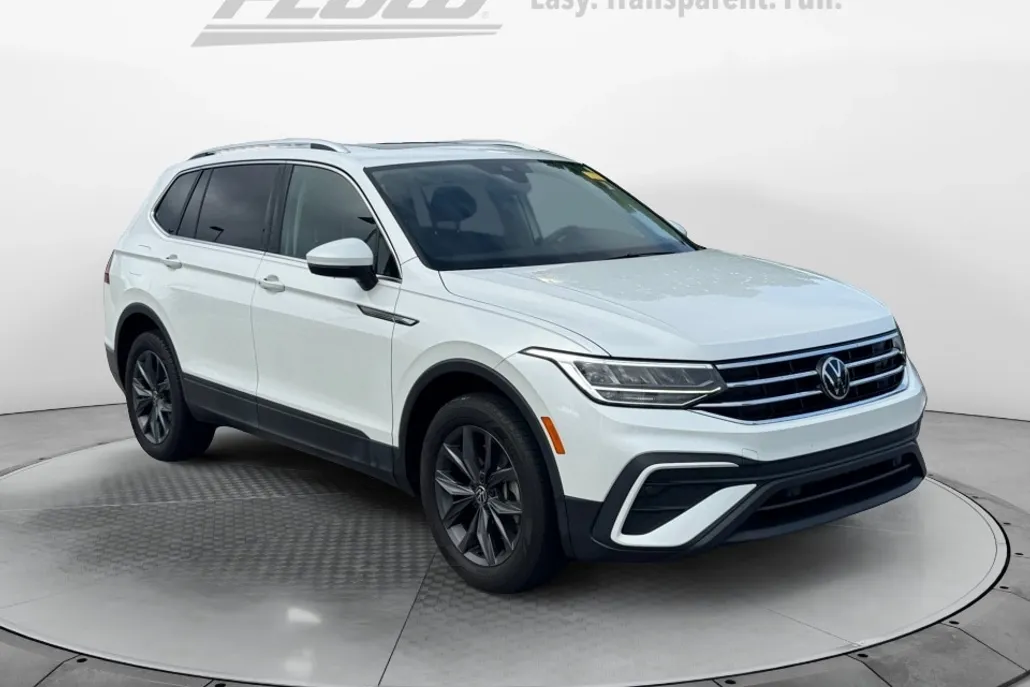 2023 Volkswagen Tiguan SE photo 1