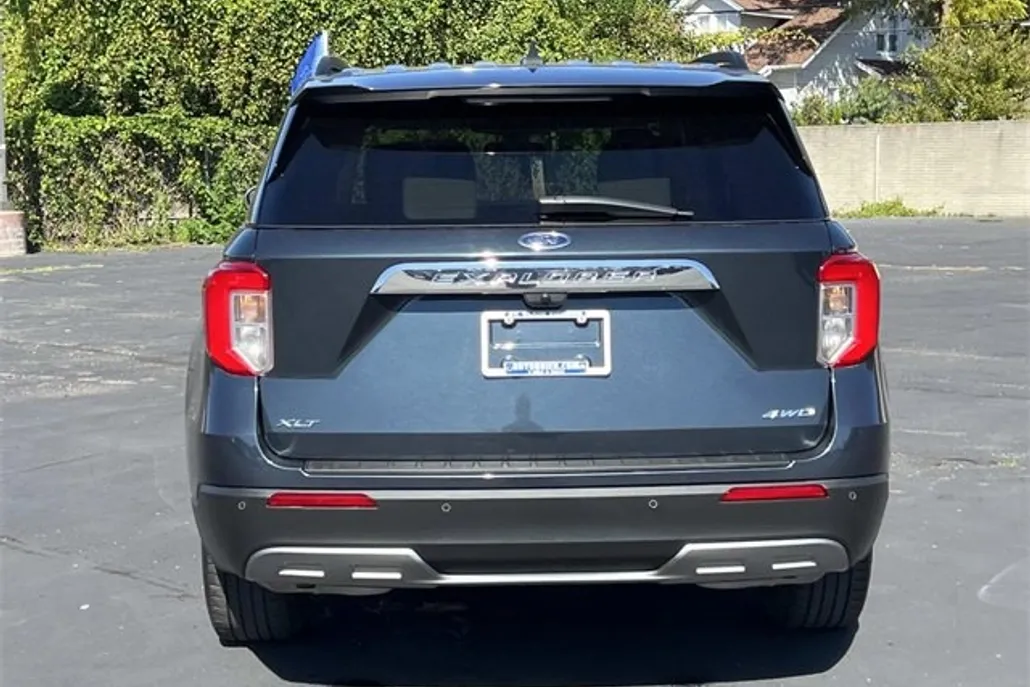 2023 Ford Explorer XLT photo 1