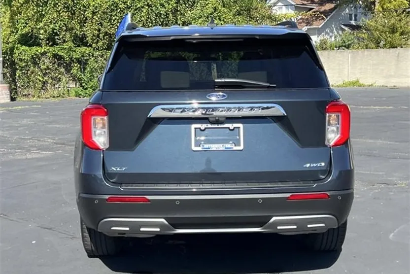 2023 Ford Explorer XLT photo 1