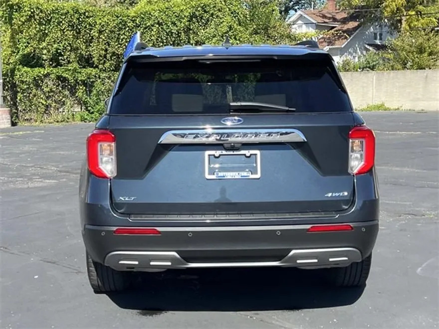 2023 Ford Explorer XLT photo 1