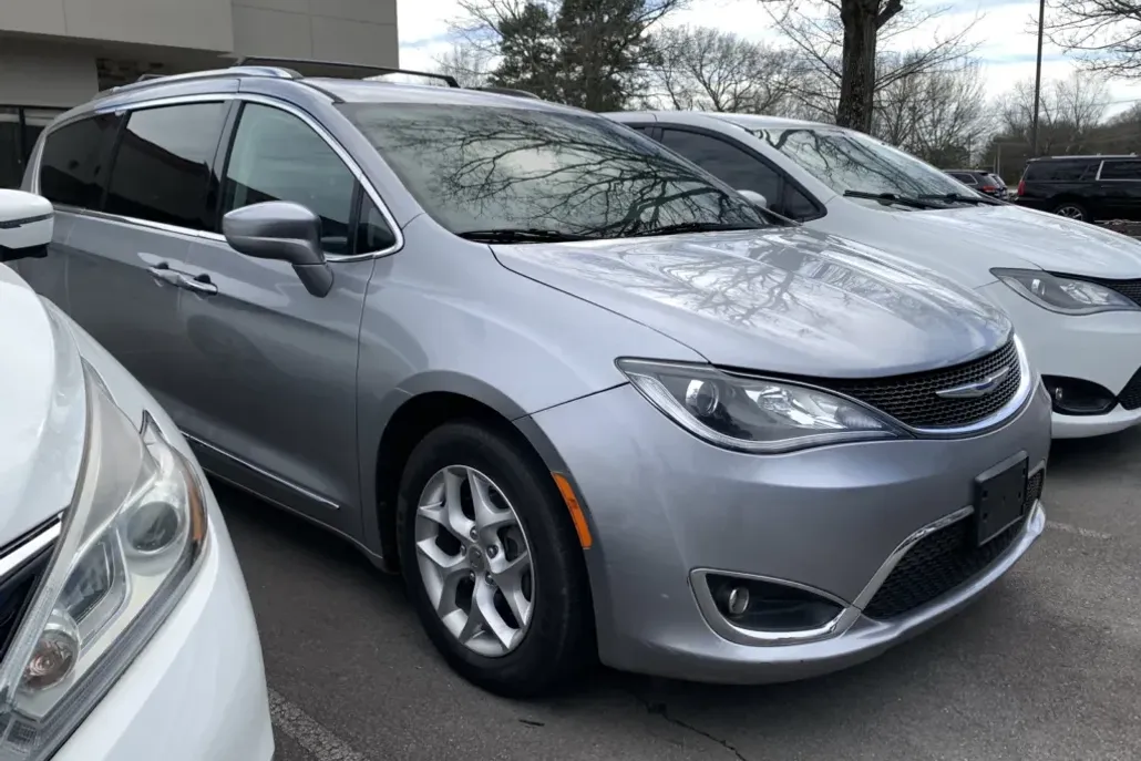 2020 Chrysler Pacifica Touring L photo 1