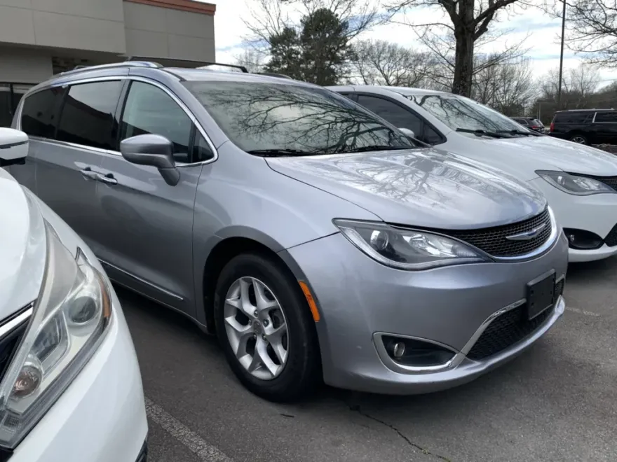 2020 Chrysler Pacifica Touring L photo 1