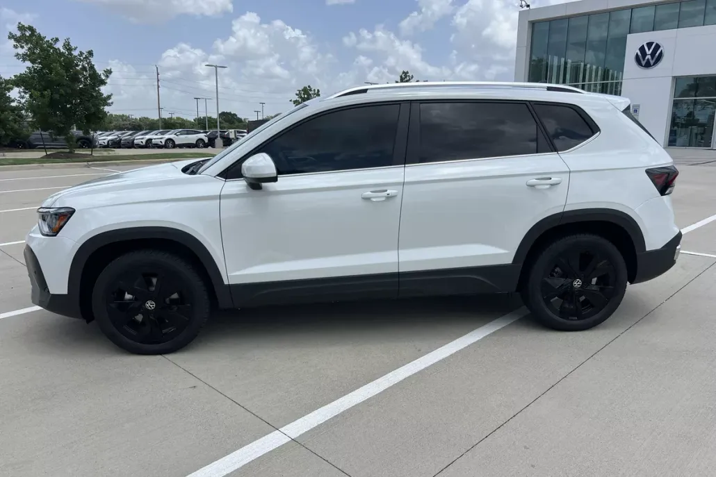 2025 Volkswagen Taos SE photo 1