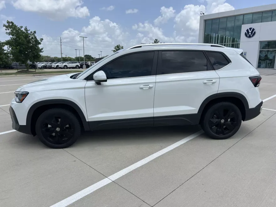 2025 Volkswagen Taos SE photo 1