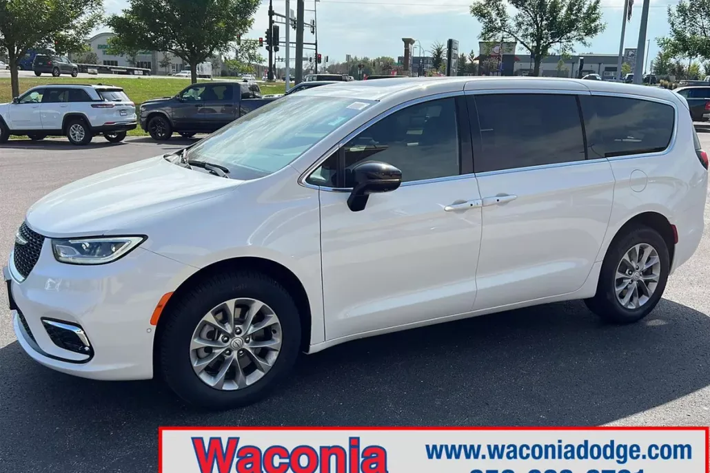 2026 Chrysler Pacifica photo 1