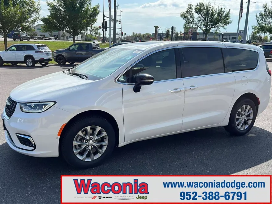 2026 Chrysler Pacifica photo 1