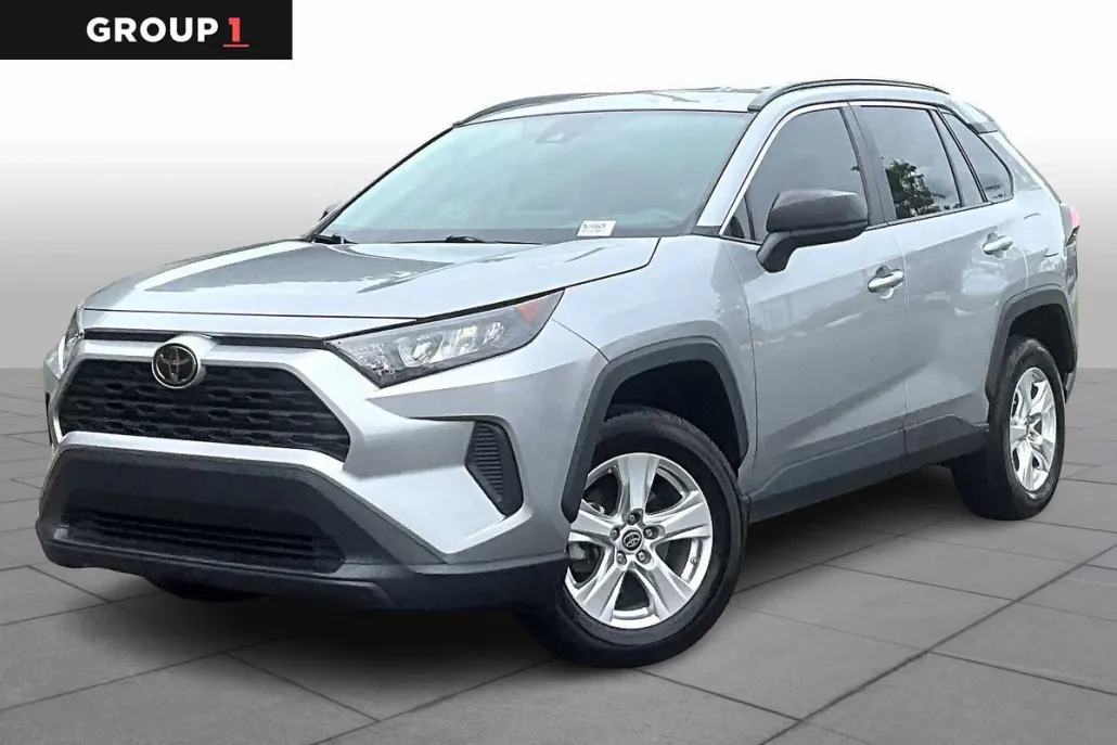 2021 Toyota RAV4 LE photo 1