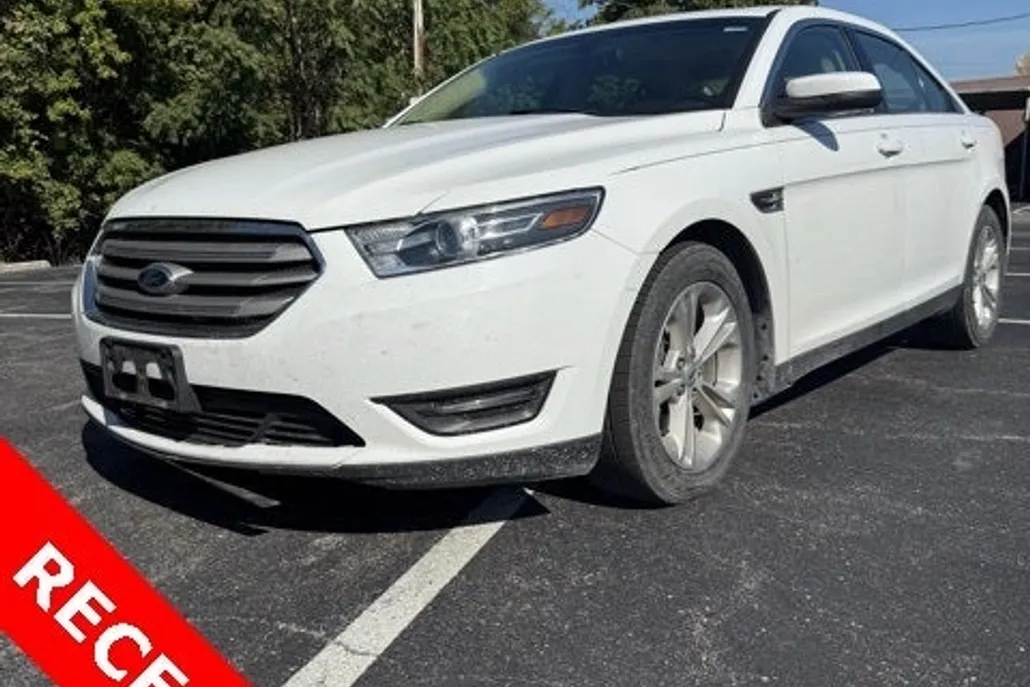 2015 Ford Taurus SEL photo 1
