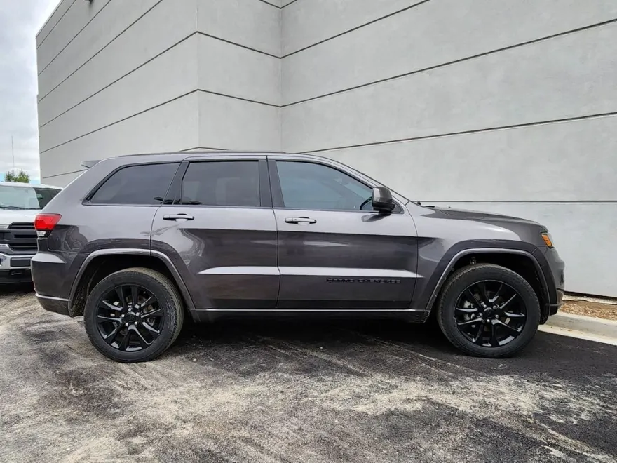 2019 Jeep Grand Cherokee Laredo photo 1