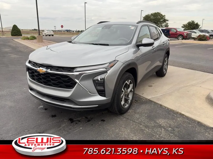 2024 Chevrolet Trax LT photo 1