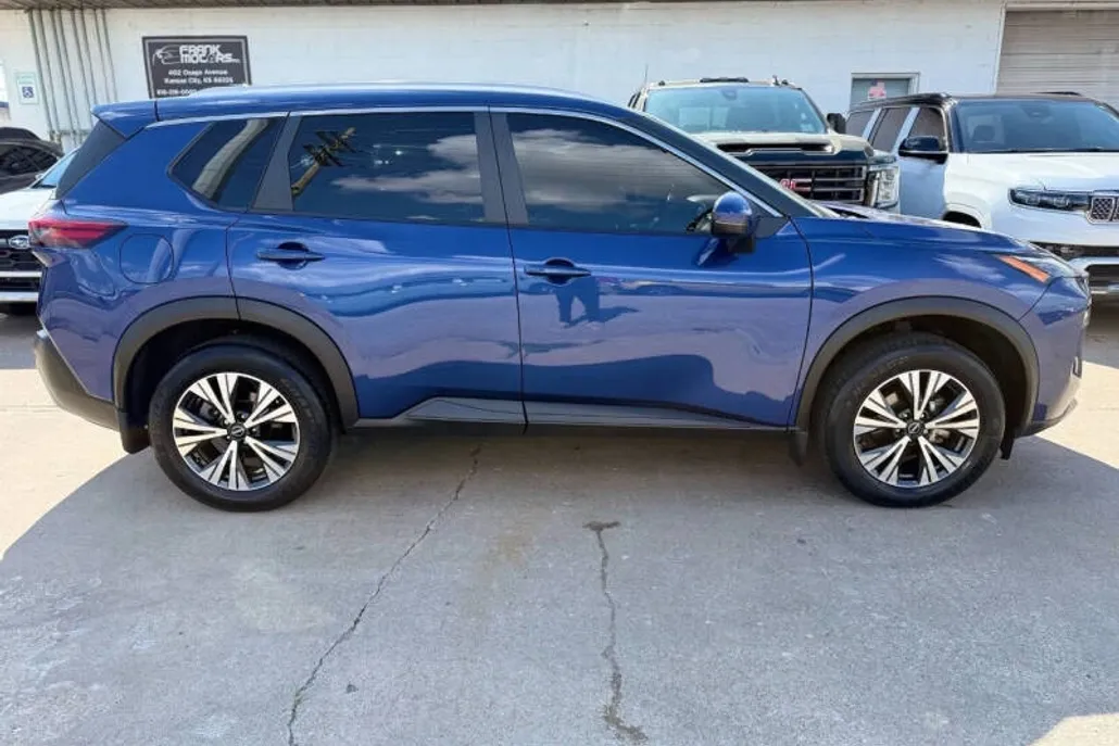 2022 Nissan Rogue SV photo 1