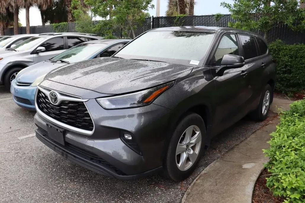 2024 Toyota Highlander LE photo 1