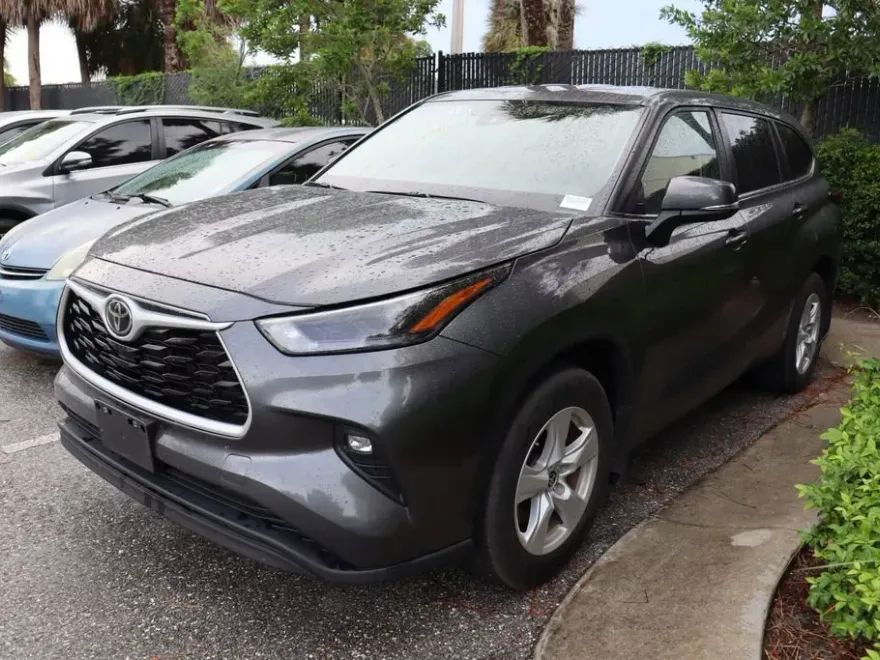 2024 Toyota Highlander LE photo 1