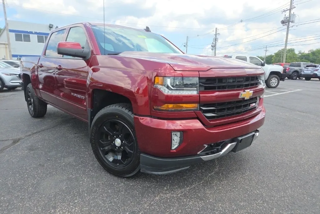 2017 Chevrolet Silverado 1500 LT photo 1