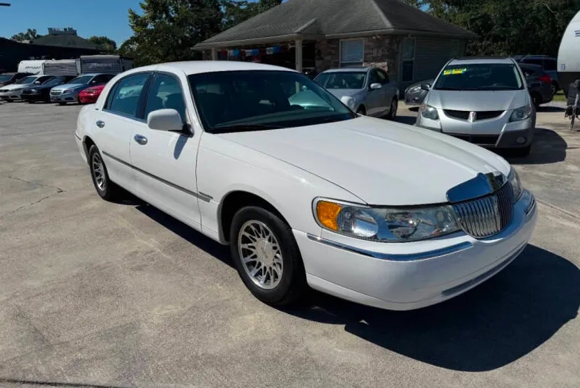 2000 Lincoln Town Car Signature photo 1